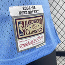 Regata Mitchell & Ness Los Angeles Lakers Alternate Kobe Bryant 2004-2005 Azul - Brazil Guetto Store