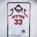 Regata Mitchell & Ness New York Knicks Patrick Ewing 1985-86 Branca - Brazil Guetto Store